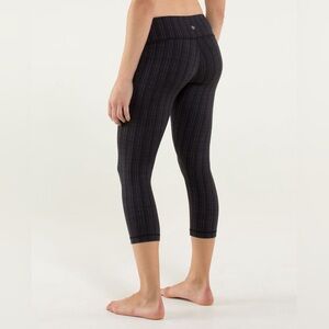 Lululemon Wunder Under Crops in Ziggy Wee September Black - Size 8
